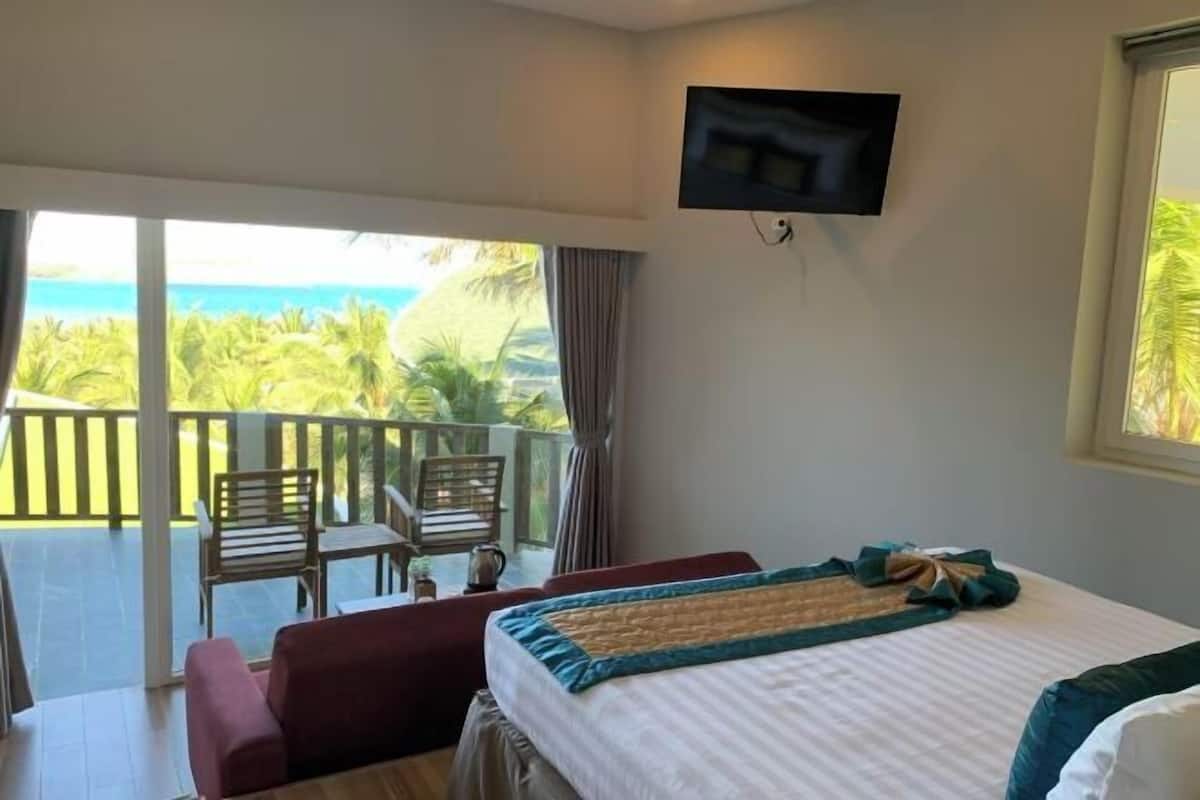 1 kamar tidur, minibar, brankas, dan meja kerja