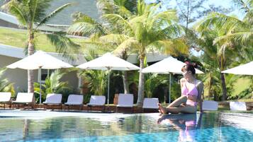 3 outdoor pools, pool loungers