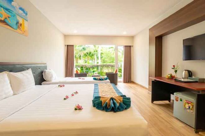 Minibar, Zimmersafe, Schreibtisch, Verdunkelungsvorhänge