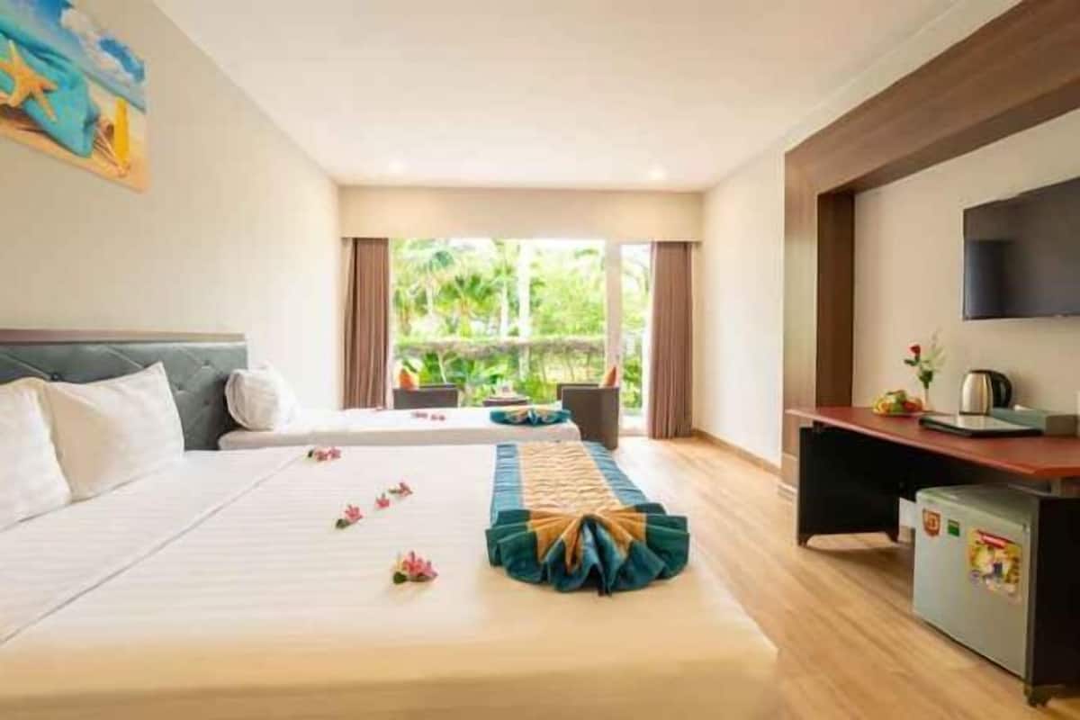 Minibar, in-room safe, desk, blackout drapes