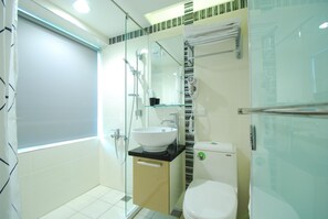 Shower, free toiletries, hair dryer, slippers - Shin Shin Hotel (Taipei)