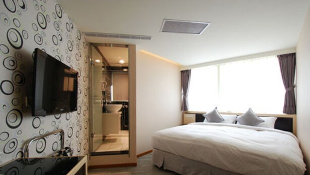 مكتب وستائر تعتيم وواي فاي مجانًا وملاءات أسرّة