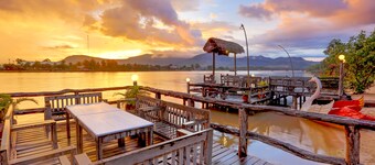 Natural Bungalows Restaurant and Bar