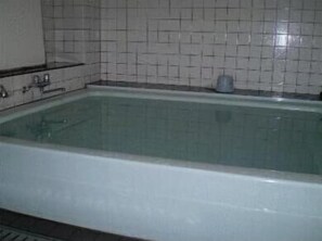 Slippers, electronic bidet, towels - Ikawa Ryokan (Hiroshima)