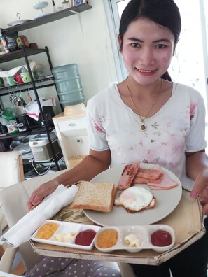 Budget Rooms | Bếp chung | Tủ lạnh, dụng cụ pha cà phê/trà 