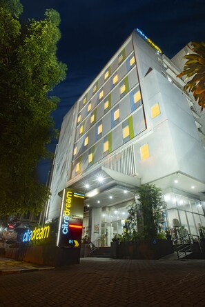 Front of property – evening/night - Hotel Citradream Bandung (Bandung)