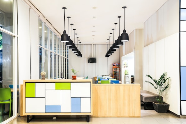 Se sirven desayunos, almuerzos y cenas; cocina indonesia