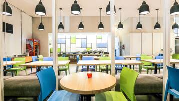 Breakfast, lunch, dinner served; Indonesian cuisine