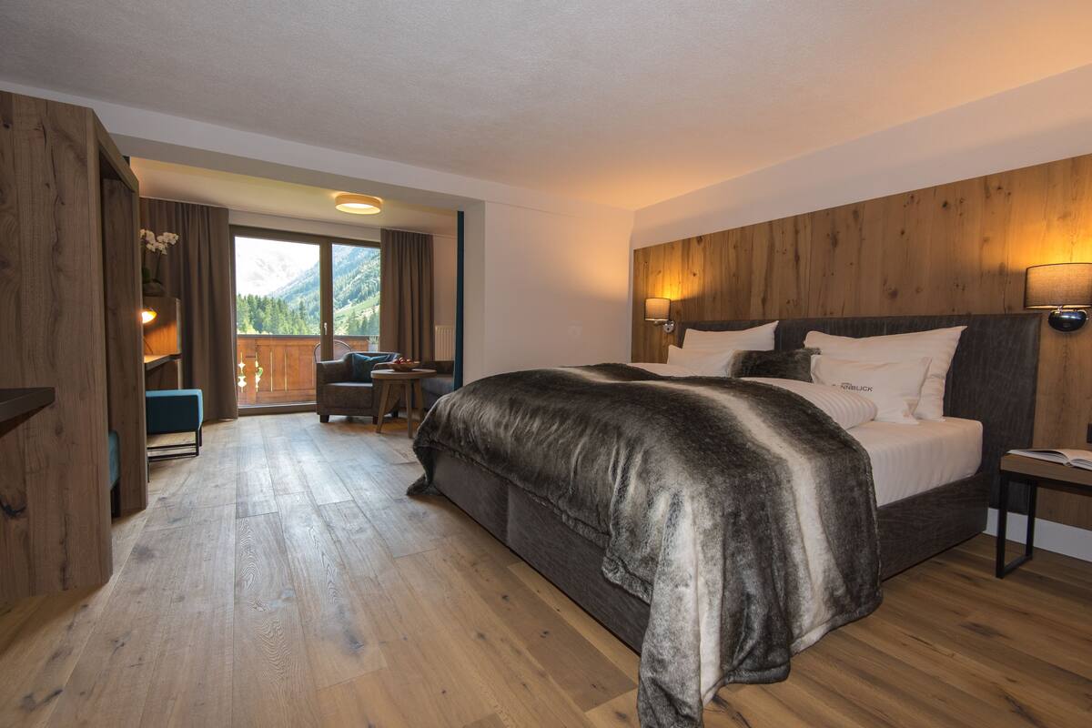 Hypo-allergenic bedding, in-room safe, desk, free WiFi