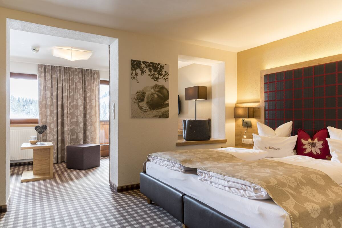 Hypo-allergenic bedding, in-room safe, desk, free WiFi