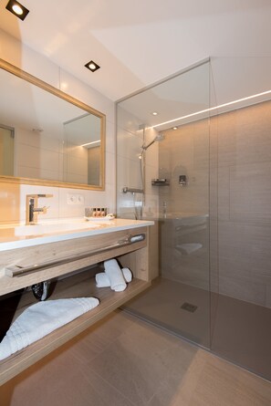 Suite (Sonnblick) | Bathroom | Shower, free toiletries, hair dryer, towels - Hotel Sonnblick (Sankt Leonhard im Pitztal)