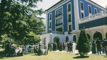 Breakfast, lunch, dinner served; Regional cuisine