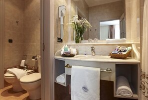 Gratis toiletartikelen, een haardroger, handdoeken