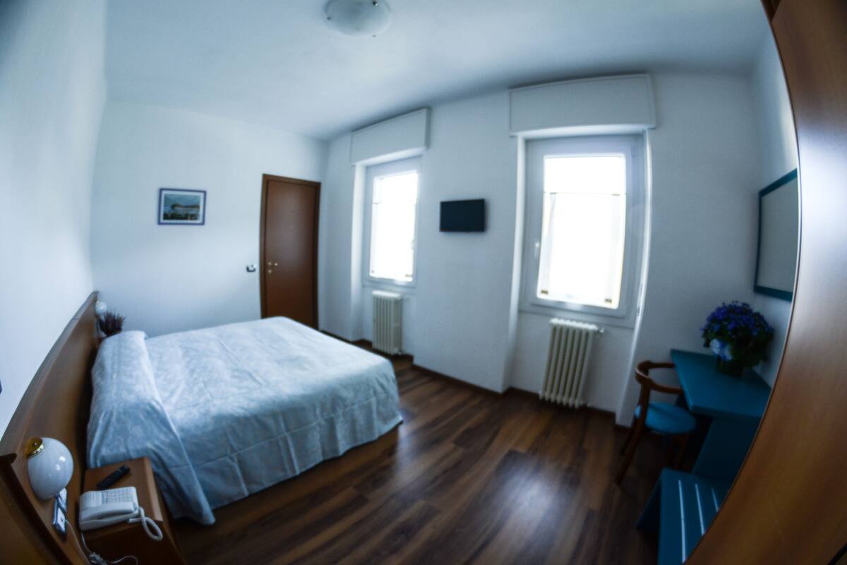 In-room safe, desk, WiFi (free), bed sheets