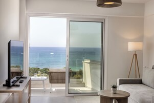 Deluxe Suite, Balcony, Sea View | Soundproofing, free cribs/infant beds, free WiFi, bed sheets