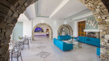 2 bars/lounges, poolside bar