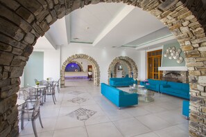 2 bars/lounges, een poolbar