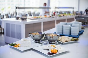 Ein reichhaltiges Buffet mit verschiedenen Speisen und Gerichten.