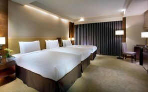 Premium bedding, down comforters, in-room safe, desk
