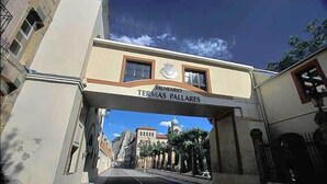 An entrance with a sign reading "Termas Pallares" and a coat of arms above it. - Hotel Parque - Balneario Termas Pallares (Alhama de Aragon)