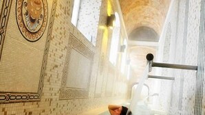 A room with patterned tile walls, a visible ceiling, and a structural column. - Hotel Parque - Balneario Termas Pallares (Alhama de Aragon)