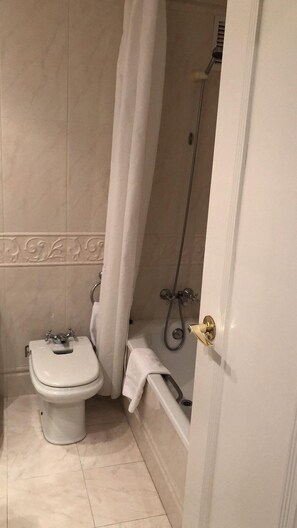 A bathroom with a toilet, shower, and bathtub. - Hotel Parque - Balneario Termas Pallares (Alhama de Aragon)