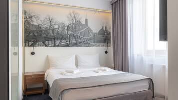 Deluxe Studio Suite | Desk, laptop workspace, soundproofing, free WiFi