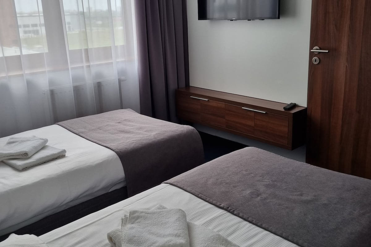 Habitación junior | Escritorio, espacio para trabajar con laptop y insonorización