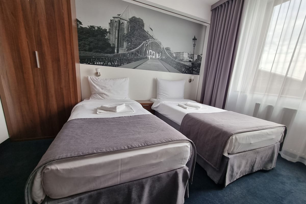 Habitación Confort con 2 camas individuales | Escritorio, espacio para trabajar con laptop y insonorización