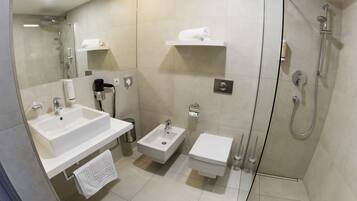 Single Room, Ensuite | Bathroom | Shower, rainfall showerhead, designer toiletries, hair dryer