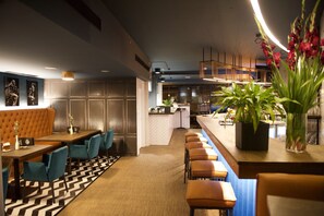 Breakfast, lunch, dinner served; international cuisine  - Sono Hotel (Brno)