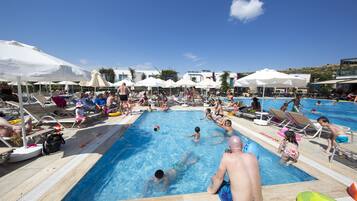 Alberca techada, 4 albercas al aire libre y sombrillas en la alberca