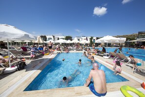 Piscine couverte, 4 piscines extérieures, parasols de plage