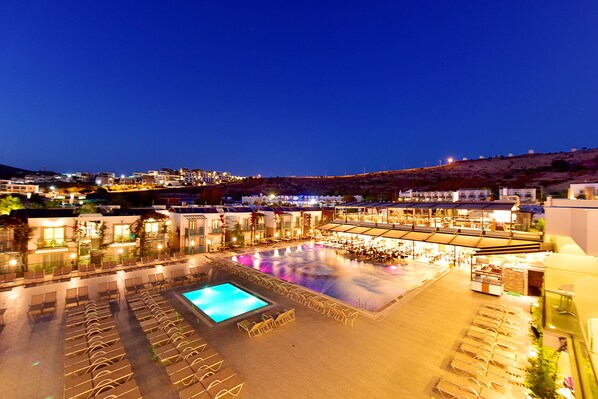 Indoor pool, 4 outdoor pools, pool umbrellas, pool loungers