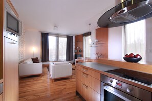 Executive Deluxe Suite | Cocina privada | Refrigerador, microondas y cafetera y tetera 