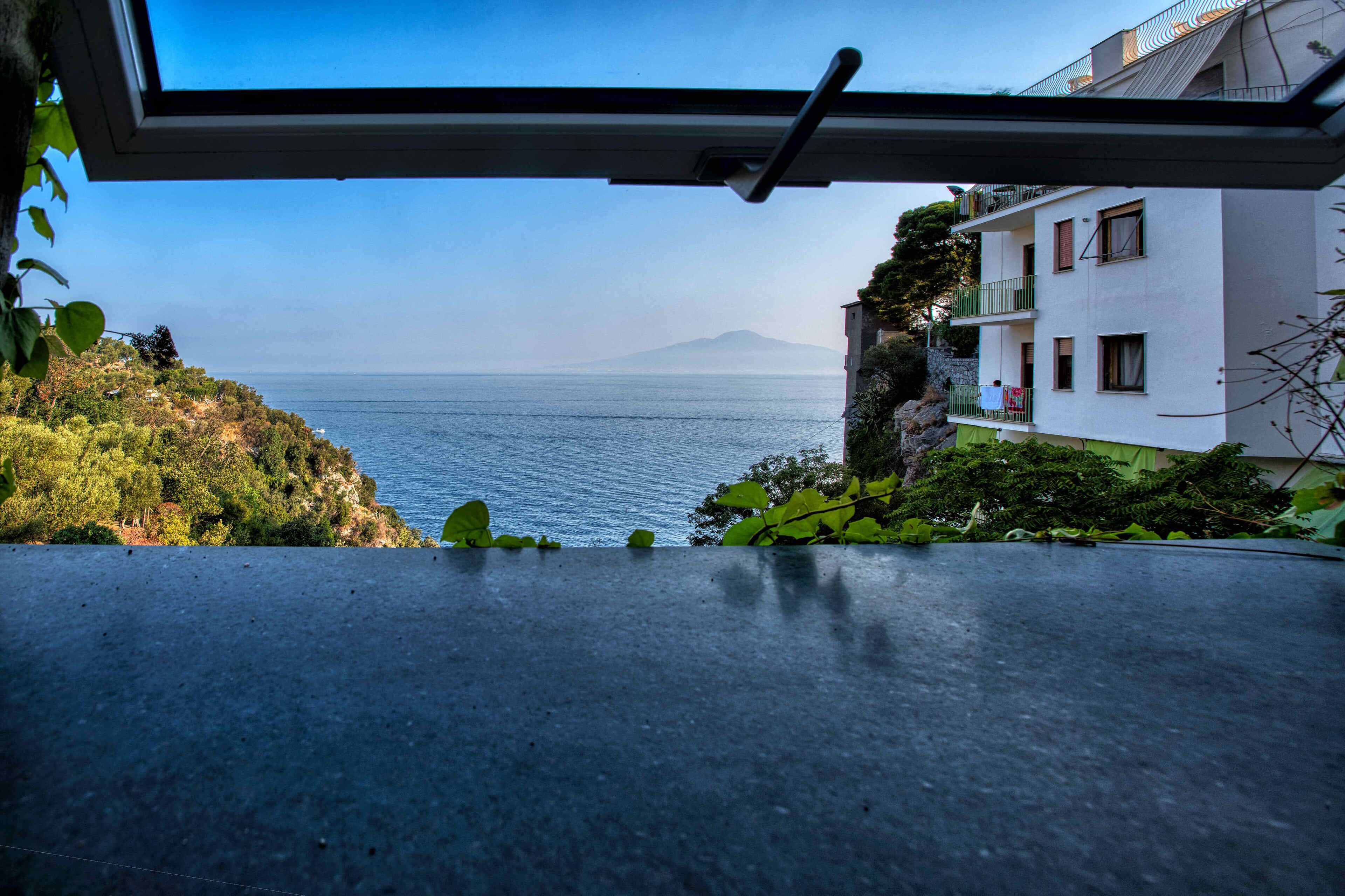 classic double room, 1 queen bed, sea view (accessibile solo tramite scale) | view from room