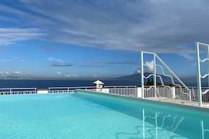 Piscina a l'aire lliure de temporada (horari: 09:00-19:00) i para-sols