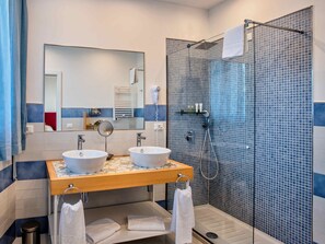 Chambre classique double, 1 grand lit, vue sur la mer (accessibile solo tramite scale) | Salle de bain | Douche, articles de toilette (gratuits), séchoir à cheveux, pantoufles