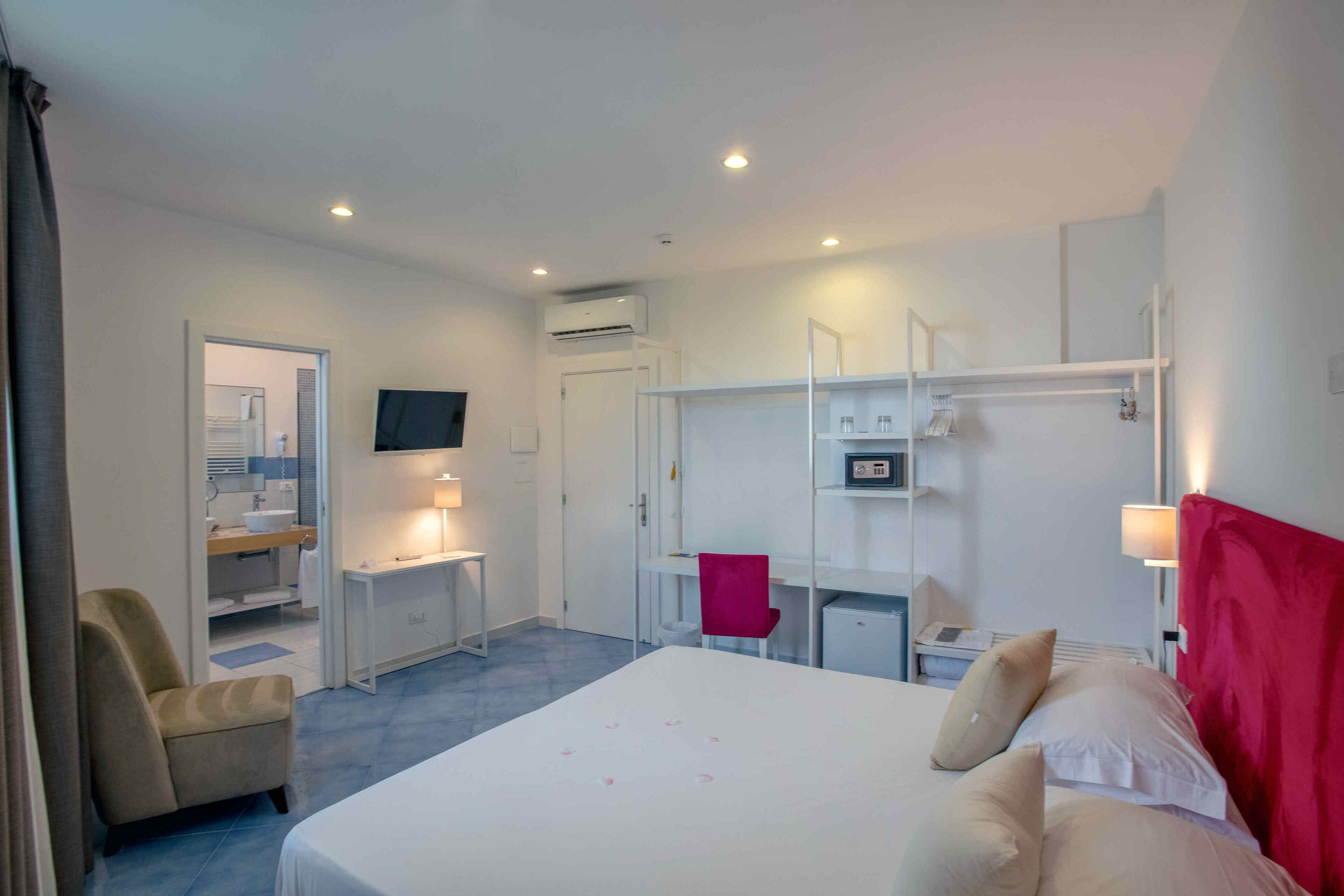 classic double room, 1 queen bed, sea view (accessibile solo tramite scale) | minibar, in-room safe, desk, soundproofing