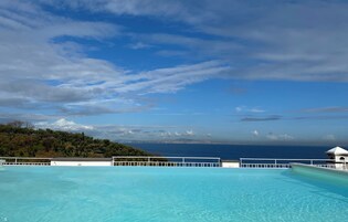 Una piscina al aire libre de temporada, sombrillas