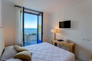 Deluxe Double Room, 1 Double Bed, Sea View | Minibar, in-room safe, desk, soundproofing - Boutique Hotel Helios (Sorrento)