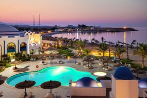Outdoor pool, pool umbrellas, lifeguards on site - Coral Sun Beach (El Quseir)