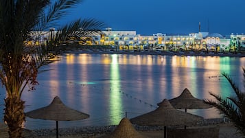 Playa privada, buceo, vóleibol de playa, bar en la playa