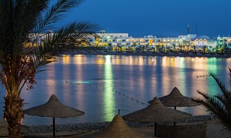 Privat strand, sportdykning, volleyboll och strandbarer