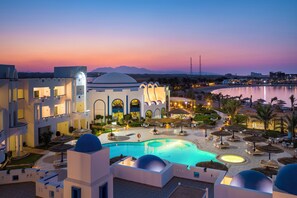 屋外プール、プール パラソル、ライフガード配置