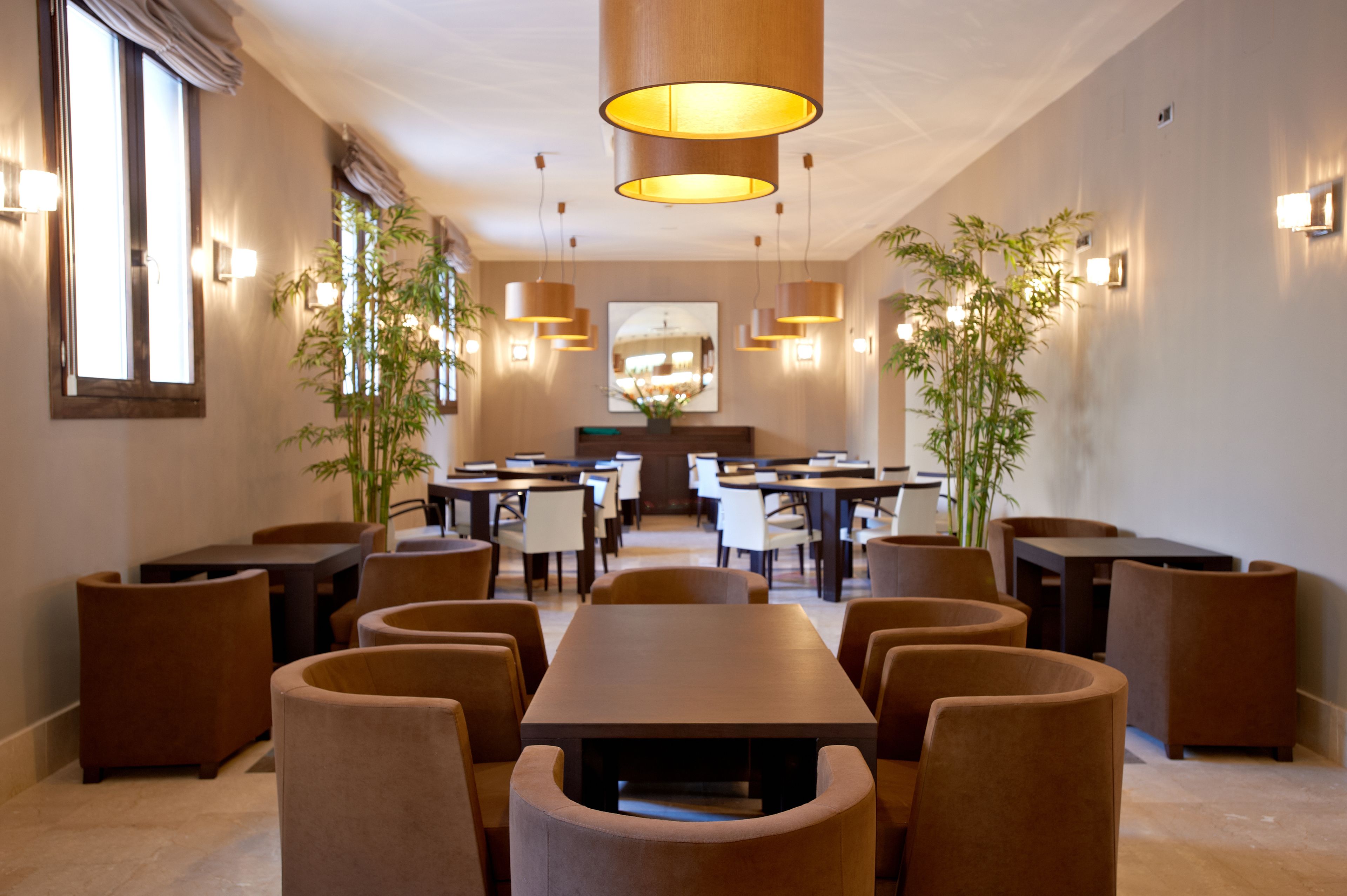 2 bares o lounges 