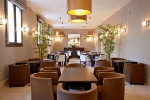 2 bars/lounges