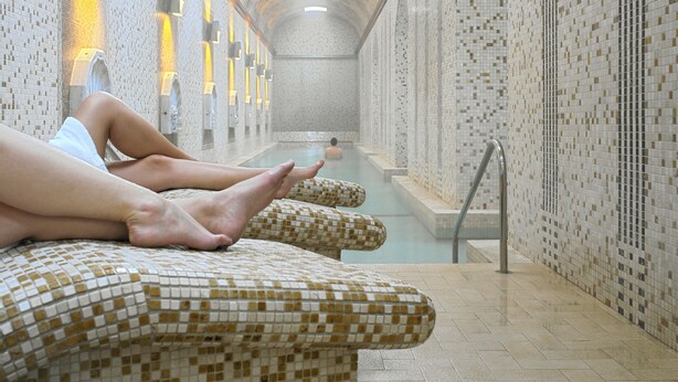 A spa area with tiled walls, a pool, and seating along the walls. - Hotel Termas - Balneario Termas Pallarés (Alhama de Aragon)