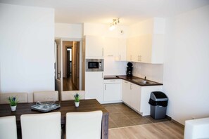 Family Room | Private kitchen | Fridge, microwave, stovetop, coffee/tea maker - Evancy Bray-Dunes Etoile de mer (Bray-Dunes)