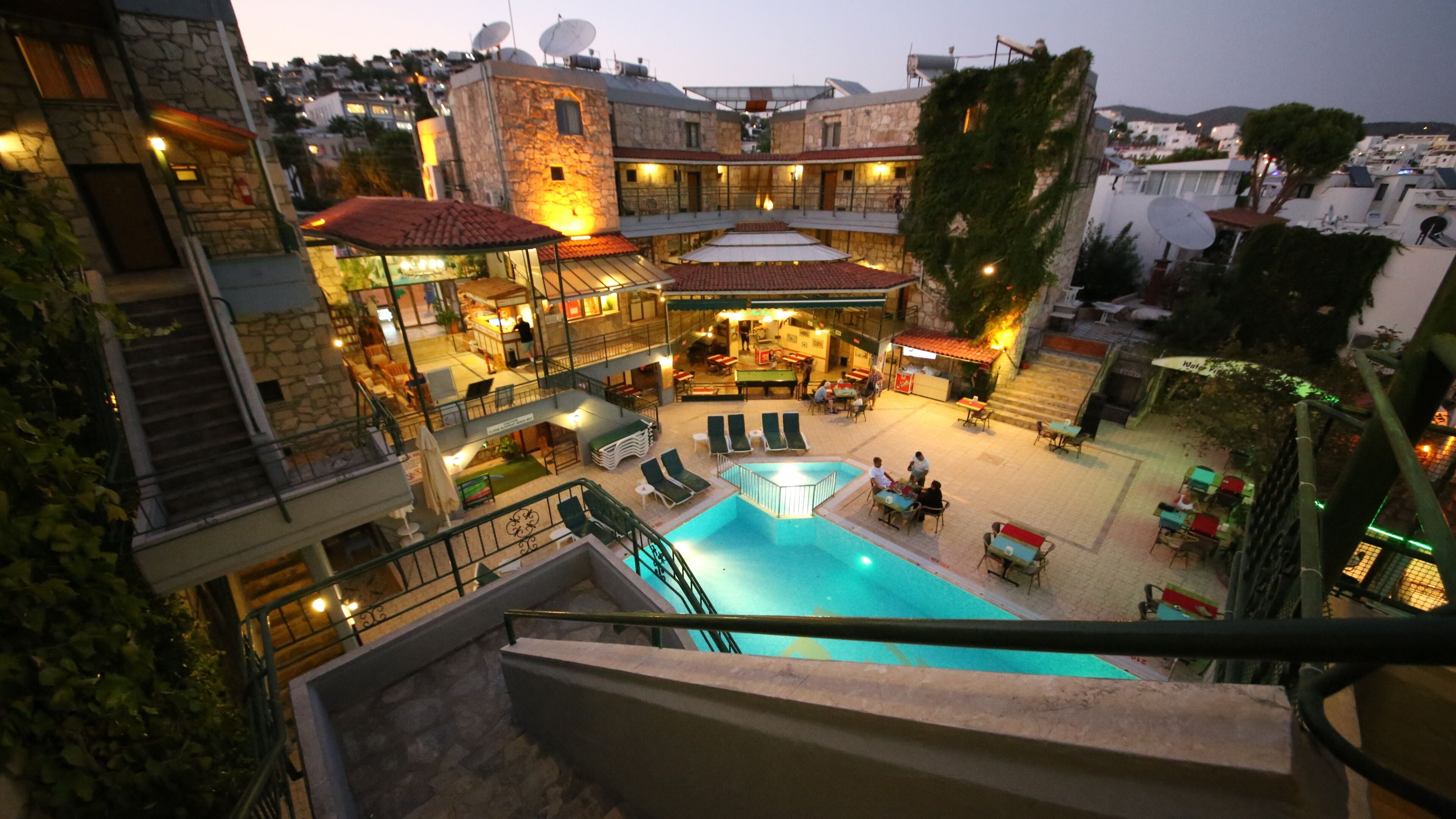 2 utomhuspooler, parasoller och solstolar